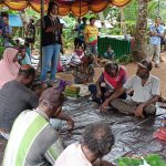 Bupati Merauke, Romanus Mbaraka saat bersama orang Marind Buti beberapa waktu lalu – Surya Papua/Frans Kobun