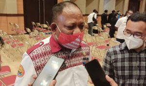 Kepala Dinas Pendidikan dan Pegajaran Kabupaten Merauke, Tiasony Betaubun sedang diwawancarai sejumlah wartawan – Surya Papua/Frans Kobun