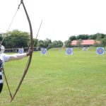 Bupati Merauke, Romanus Mbaraka sedang memanah dalam pembukaan kegiatan panahan di Kapsul Waktu – Surya Papua/Yulianus Bwariat