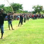 Orang asli Papua (OAP) sedang mengikuti llomba panahan di area Kapsul Waktu – Surya Papua/Yulianus Bwariat