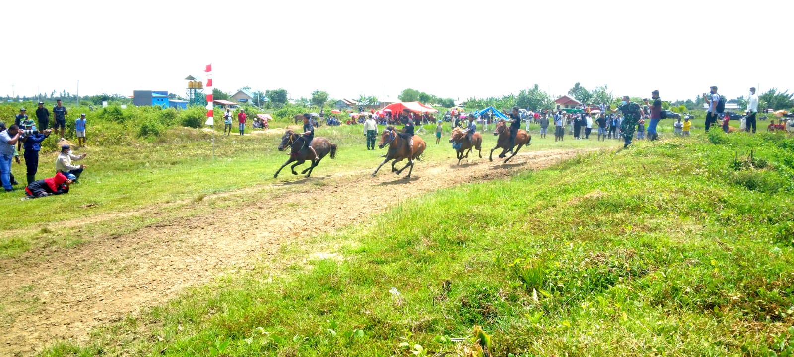 Lomba Pacuan kuda di Kampung Sidomulyo, Distrik Semangga, Kabupaten Merauke – Surya Papua/Yulianus Bwariat