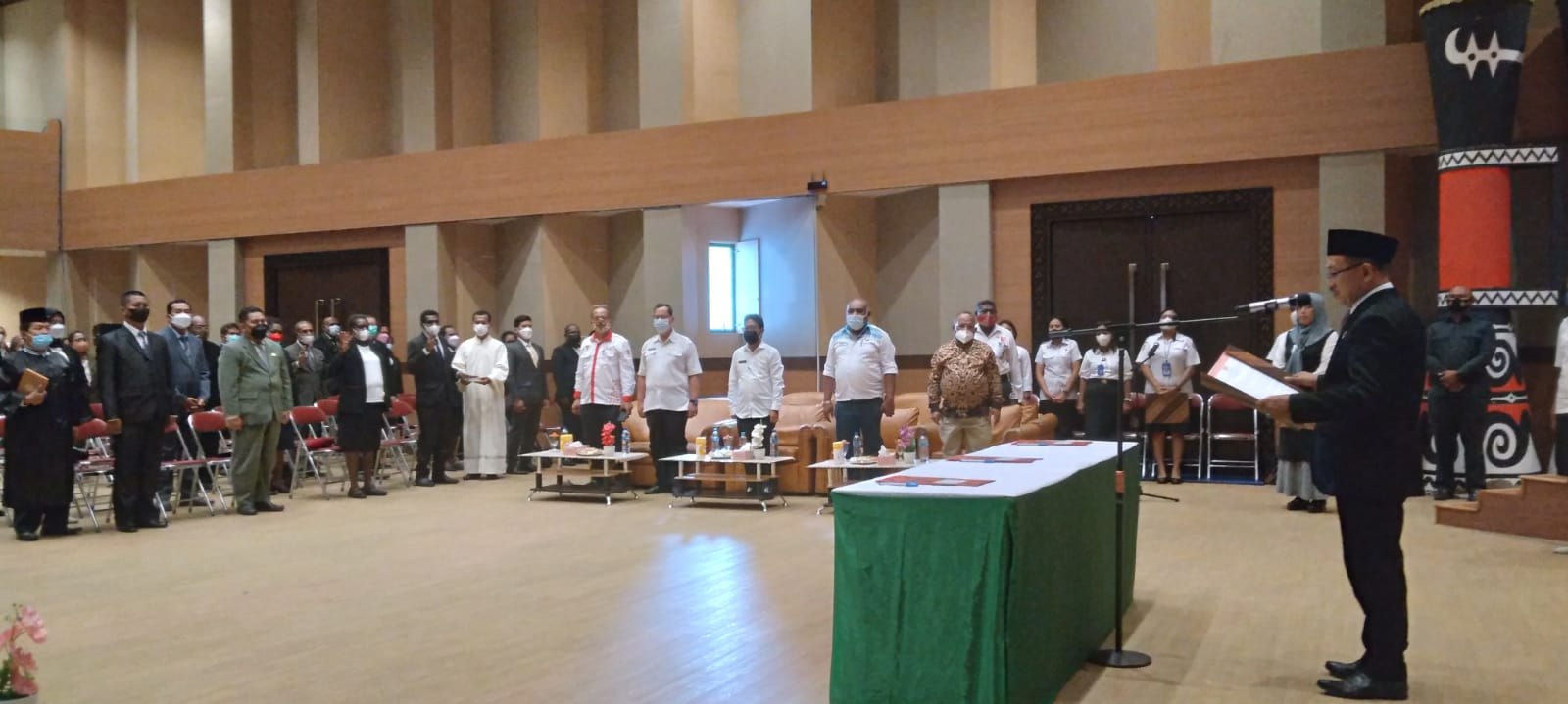 Wakil Bupati Merauke, H. Riduwan sedang melantik pejabat eselon III dan IV – Surya Papua/Yulianus Bwariat