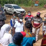 Perwakilan masyarakat dari Kampung Marga Mulya sedang menyampaikan keluhannya terkait aroma dari kotoran ayam – Surya Papua/Frans Kobun