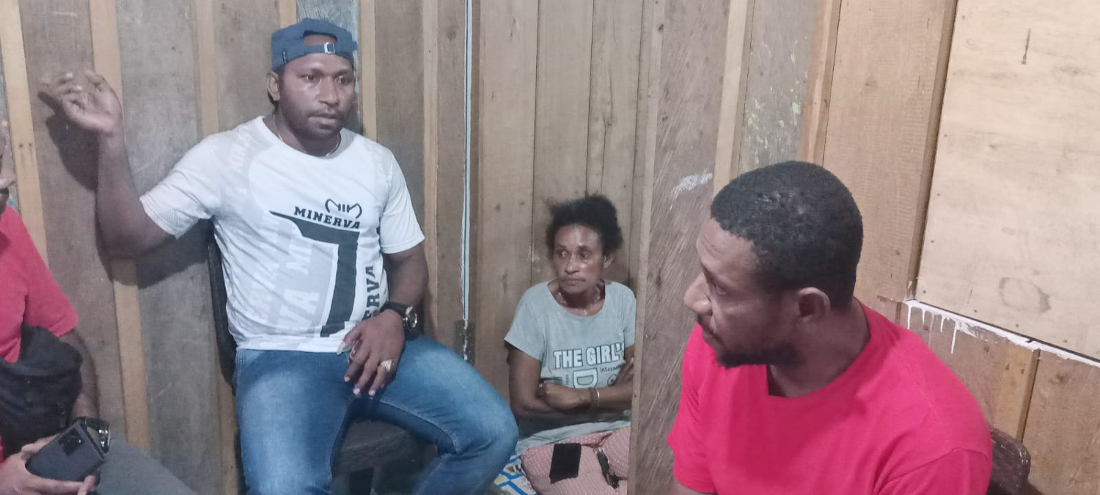 Keluarga almarhumah, Nobert Tebay bersama beberapa keluarga berikan keterangan pers – Surya Papua/Frans Kobun