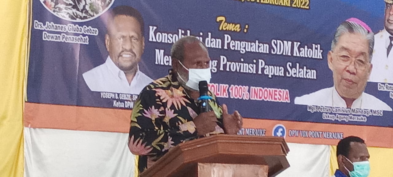 Tokoh Papua Selatan, Johanes Gluba Gebze sedang berikan sambutan – Surya Papua/Frans Kobun