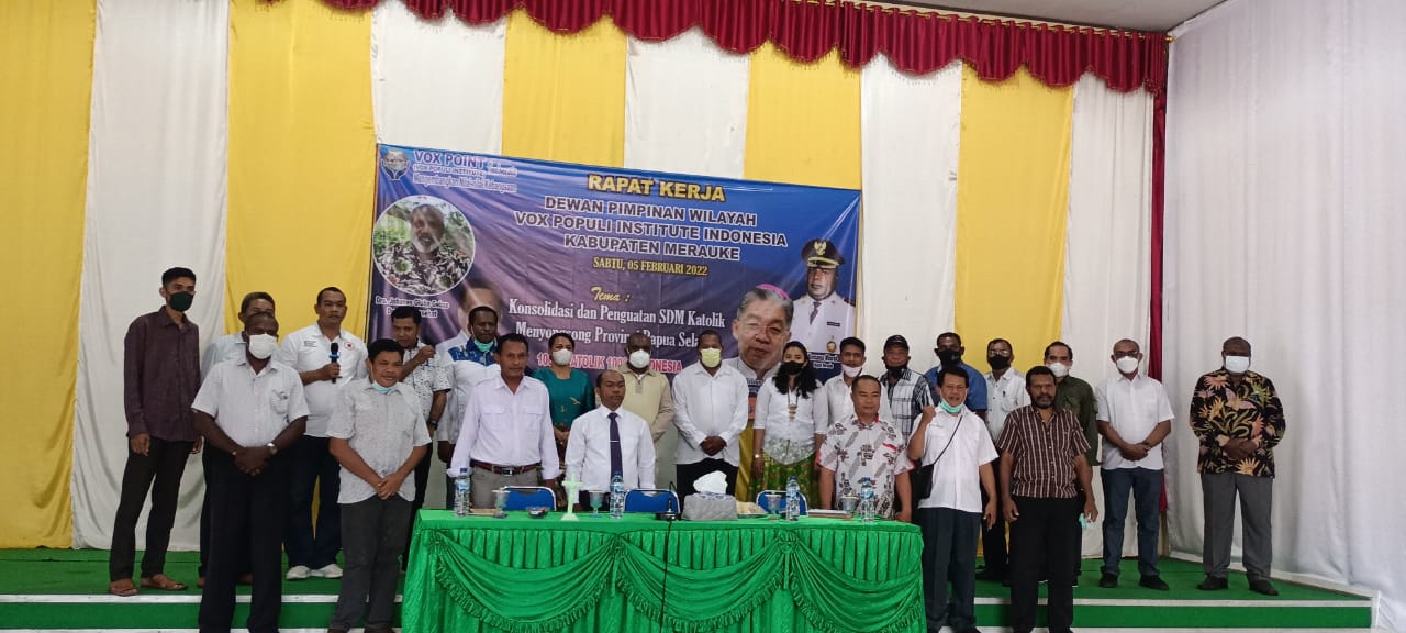 Pengurus Vox Point sedang foto bersama Bupati Merauke, Romanus Mbaraka serta Tokoh Papua Selatan, Johanes Gluba Gebze – Surya Papua/Frans Kobun