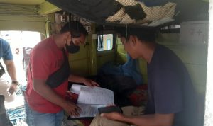 Tim Gakkum Ditpolairud Polda Papua memeriksa kelengkapan dokumen kapal nelayan di Wanam, Merauke – Surya Papua/IST
