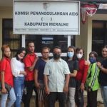 Sekretaris KPA Kabupaten Merauke, Damario Sriyono sedang foto bersama dengan para waria – Surya Papua/IST