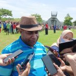Bupati Boven Digoel, Hengky Yaluwo sedang memberikan keterangan pers kepada sejumlah wartawan – Surya Papua/Frans Kobun