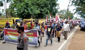 Massa yang sedang berjalan menuju ke Kantor DPRD Merauke – Surya Papua/Yulianus Bwariat