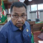 Ketua DPRD Merauke, Benjamin Latumahina berikan keterangan pers – Surya Papua/Yulianus Bwariat