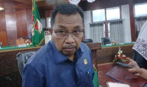 Ketua DPRD Merauke, Benjamin Latumahina berikan keterangan pers – Surya Papua/Yulianus Bwariat