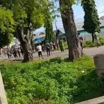 Bentrokan massa dua kelompok di depan Pelabuhan Yos Sudarso Merauke – Surya Papua/IST