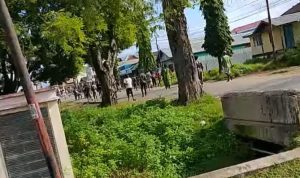 Bentrokan massa dua kelompok di depan Pelabuhan Yos Sudarso Merauke – Surya Papua/IST