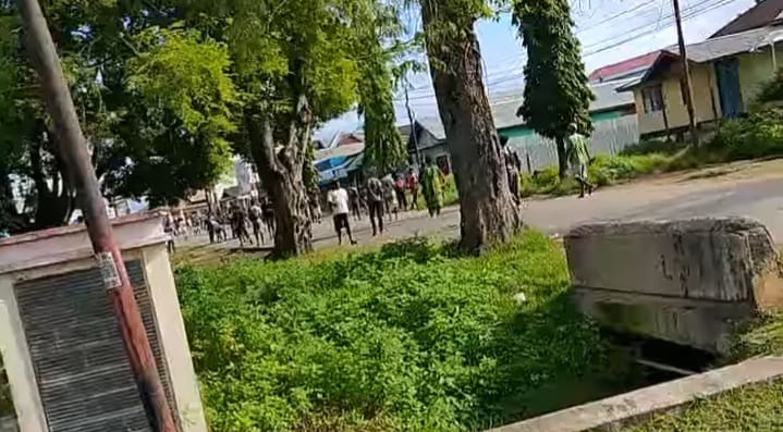 Bentrokan massa dua kelompok di depan Pelabuhan Yos Sudarso Merauke – Surya Papua/IST