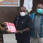 Bupati Merauke, Romanus Mbaraka sedang menyerahkan laporan keuangan tahun 2021 kepada Ketua BPK Provinsi Papua, Arjuna Sakir – Surya Papua/Frans Kobun