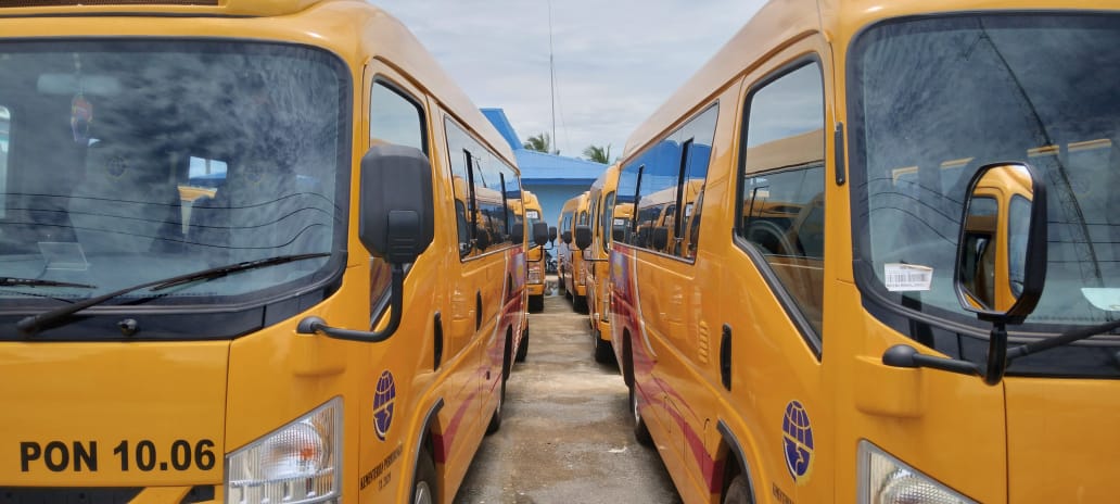 Belasan bus yang masih diparkir di halaman Kantor Dishub Merauke – Surya Papua/Yulianus Bwariat