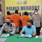 Wakapolres Merauke, Kompol Leonardo Yoga sedang memberikan keterangan pers kepada sejumlah wartawan. Tampak ketiga pelaku yang dihadirkan saat jumpa pers itu– Surya Papua/IST