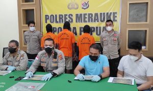 Wakapolres Merauke, Kompol Leonardo Yoga sedang memberikan keterangan pers kepada sejumlah wartawan. Tampak ketiga pelaku yang dihadirkan saat jumpa pers itu– Surya Papua/IST