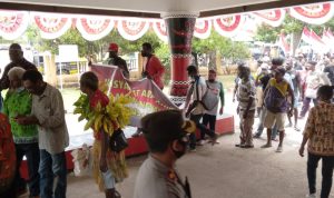 Masyarakat adat Anim Ha saat berada di Kantor DPRD Merauke sekaligus menyampaikan sejumlah aspirasi – Surya Papua/Yulianus Bwariat