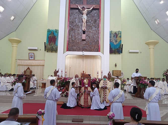 Uskup Agung Merauke, Mgr Petrus Canisius Mandagi sedang menyapa keempat diakon yang siap ditahbiskan – Surya Papua/Frans Kobun