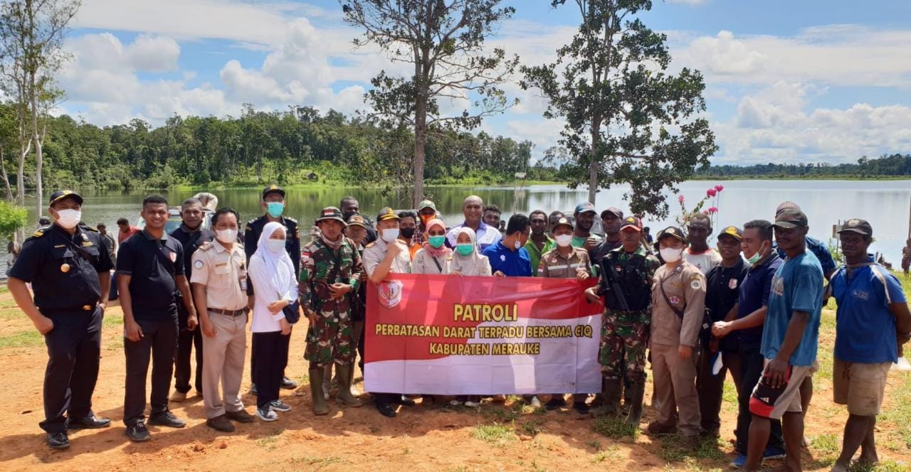 Tim terpadu sedang foto bersama usai melakukan patrol – Surya Papua/IST