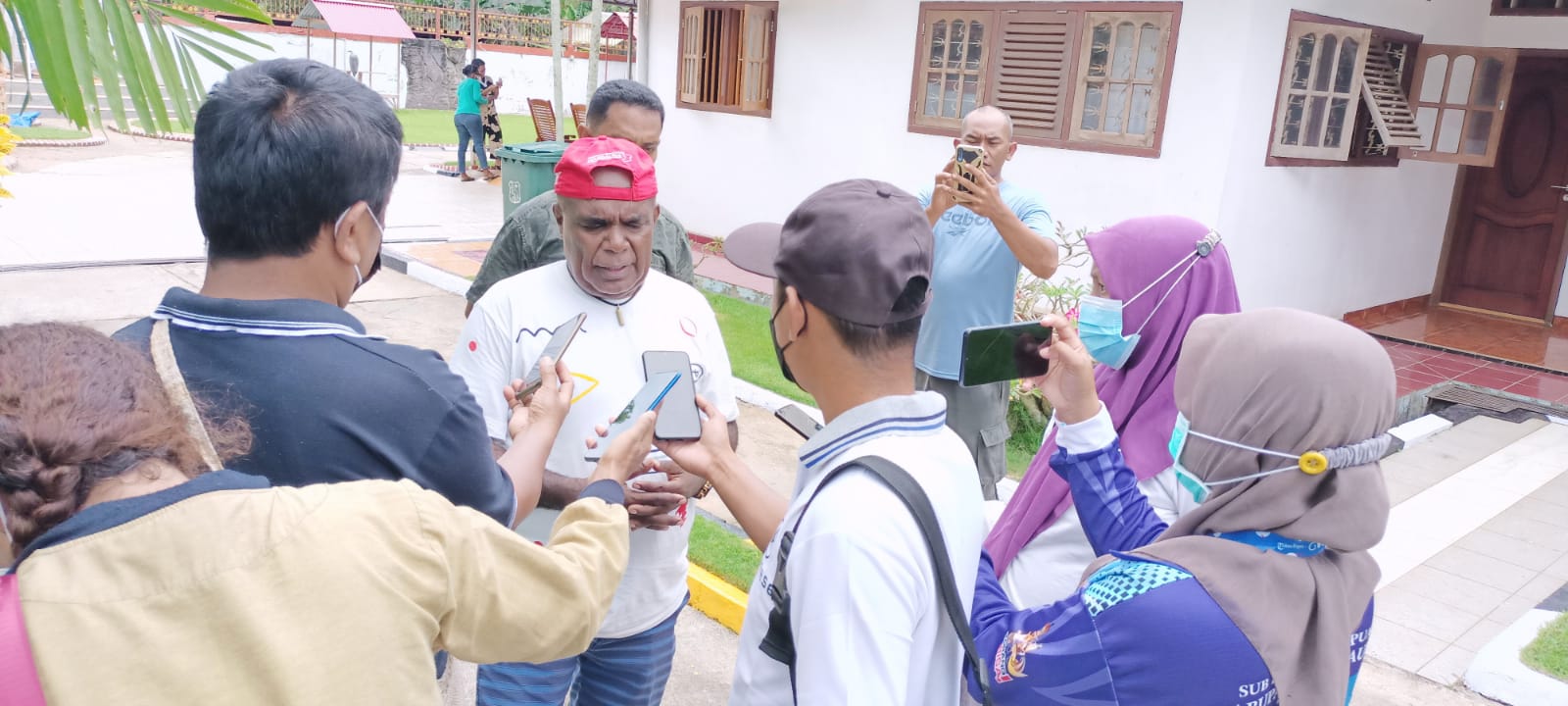 Sejumlah wartawan sedang mewawancarai Bupati Merauke, Romanus Mbaraka dikediamannya – Surya Papua/Frans Kobun