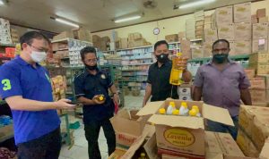 Aparat kepolisian sedang melakukan sidak di salah satu gudang terkait kelangkaan minyak goreng dalam beberapa bulan terakhir – Surya Papua/ Peter Ezra