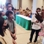 Sejumlah calon guru P3K saat berdialog dengan Bupati Merauke, Romanus Mbaraka – Surya Papua/Frans Kobun