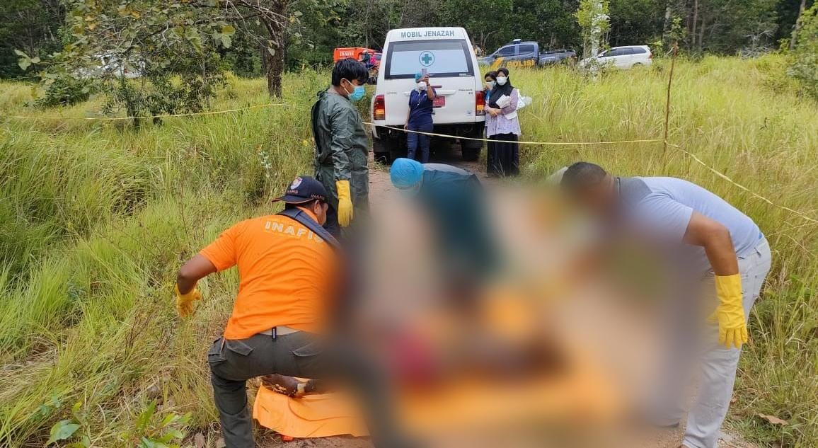 Sesosok mayat yang ditemukan di Jalan Trans Papua, Distrik Sota, Kabupaten Merauke. Tim dari Polres Merauke sedang mengevakuasi korban- Surya Papua/IST
