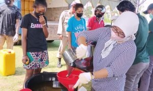 Penjualan minyak goreng di Kelurahan Karang Indah – Surya Papua/Frans Kobun