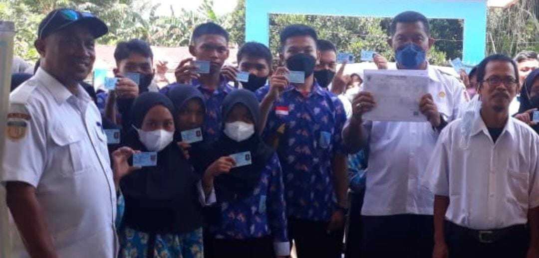 Siswa-siswi di SMAN 1 Kurik sedang menunjuk KTP serta kartu keluarga yang diterima – Surya Papua/IST