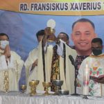 Pastor Fransiskus Xaverius Bolilera sedang memimpin misa syukuran di kediamannya – Surya Papua/Frans Kobun