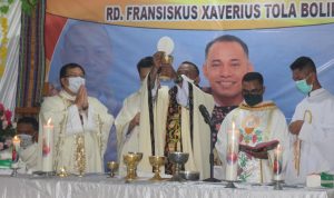 Pastor Fransiskus Xaverius Bolilera sedang memimpin misa syukuran di kediamannya – Surya Papua/Frans Kobun