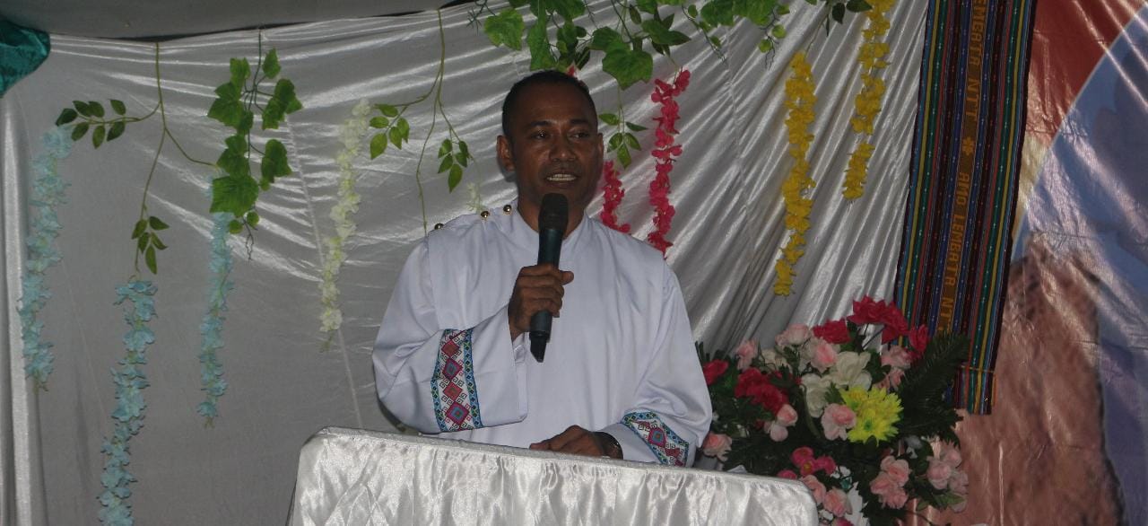 Pastor Fransiskus Xaverius Bolilera sedang memberikan sepata dua kata – Surya Papua/Frans Kobun