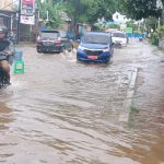 Luapan banjir di jalan PGT, Kelurahan Muli, Kabupaten Merauke – Surya Papua/Frans Kobun