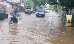 Luapan banjir di jalan PGT, Kelurahan Muli, Kabupaten Merauke – Surya Papua/Frans Kobun