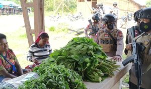 Angota sedang berdialog dengan sejumlah ibu yang berjualan sayur di Memberamo Tengah – Surya Papua/IST