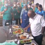 Bupati Merauke, Romanus Mbaraka sedang mencicipi makanan di atas meja setiap kelompok – Surya Papua/Frans Kobun