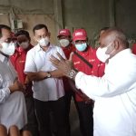 Menteri Perhubungan RI, Budi Karya Sumadi sedang mendengar penjelasan dari Bupati Merauke, Romanus Mbaraka – Surya Papua/IST