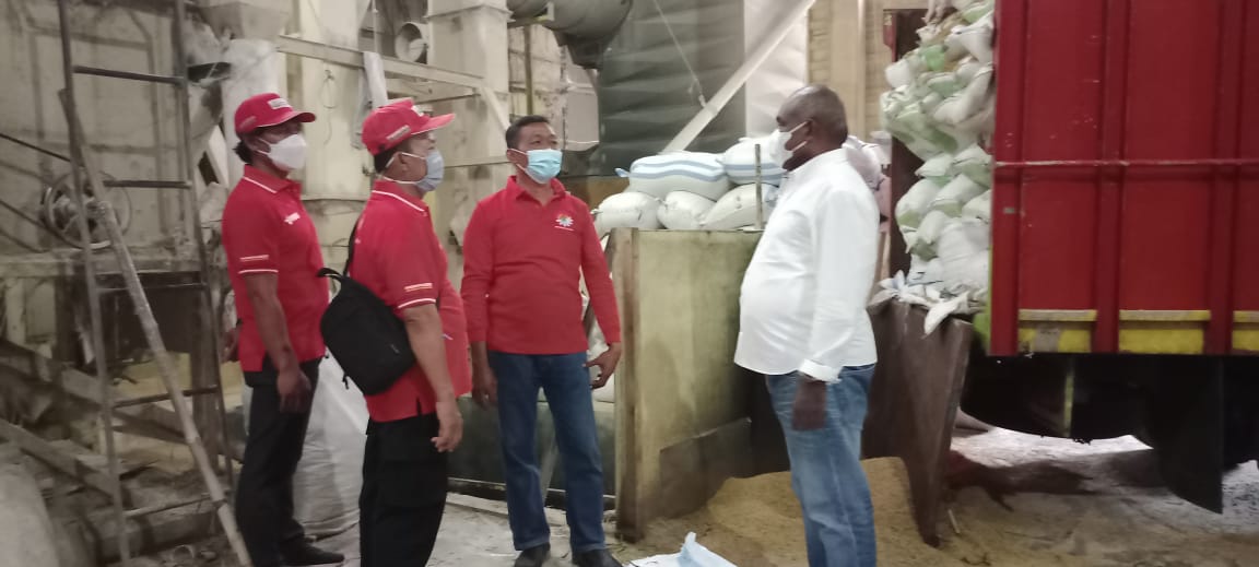 Peninjauan tempat produksi padi oleh Bupati Merauke, Romanus Mbaraka bersama perwakilan petani – Surya Papua/IST