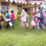 Antrian panjang masyarakat dengan membawa jerigen untuk membeli minyak goreng – Surya Papua/Yulianus Bwariat