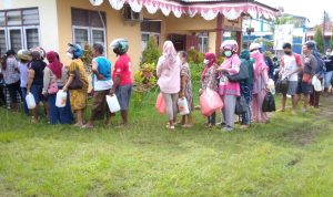 Antrian panjang masyarakat dengan membawa jerigen untuk membeli minyak goreng – Surya Papua/Yulianus Bwariat