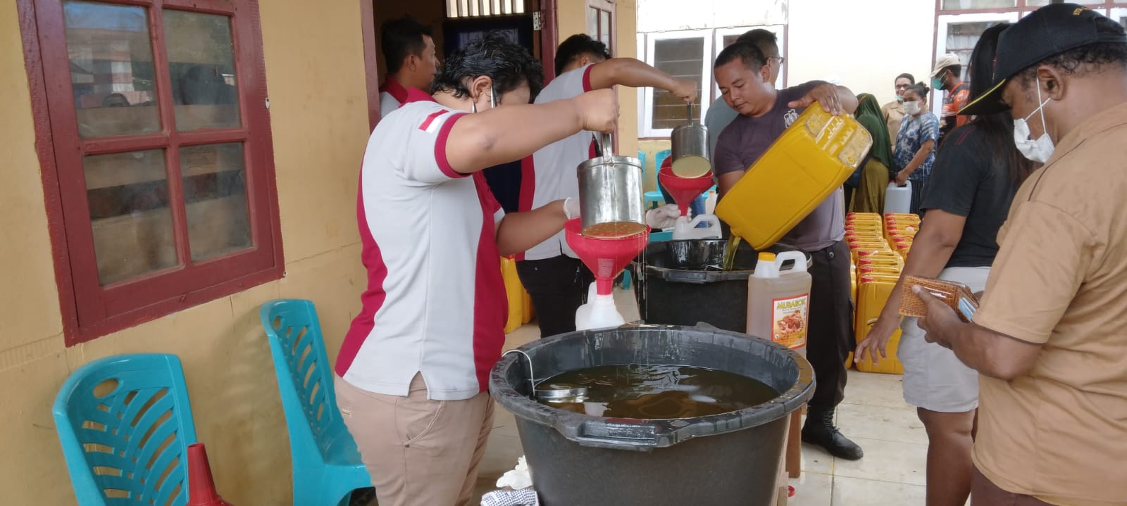 Minyak goreng yang sedang diisi dalam jerigen oleh karyawan PT ACP – Surya Papua/Yulianus Bwariat