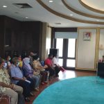 Deretan kursi kursi yang ditempati masyarakat di ruangan kerja Bupati Merauke, Romanus Mbaraka – Surya Papua/Frans Kobun
