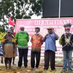 Koordinator Solidaritas Masyarakat Adat Wilayah Aim Ha, Paschalis Imadawa bersama sejumlah tokoh adat lain sedang memberikan keterangan pers – Surya Papua/Yulianus Bwariat
