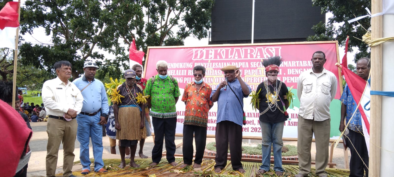 Koordinator Solidaritas Masyarakat Adat Wilayah Aim Ha, Paschalis Imadawa bersama sejumlah tokoh adat lain sedang memberikan keterangan pers – Surya Papua/Yulianus Bwariat