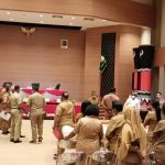 Bupati Merauke, Romanus Mbaraka bersama puluhan ASN di auditorium kantor bupati usai pertemuan – Surya Papua/Frans Kobun