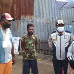 Petugas dari Dishub Kabupaten Merauke sedang melakukan pentertiban terhadap petugas parkir – Surya Papua/Yulianus Bwariat