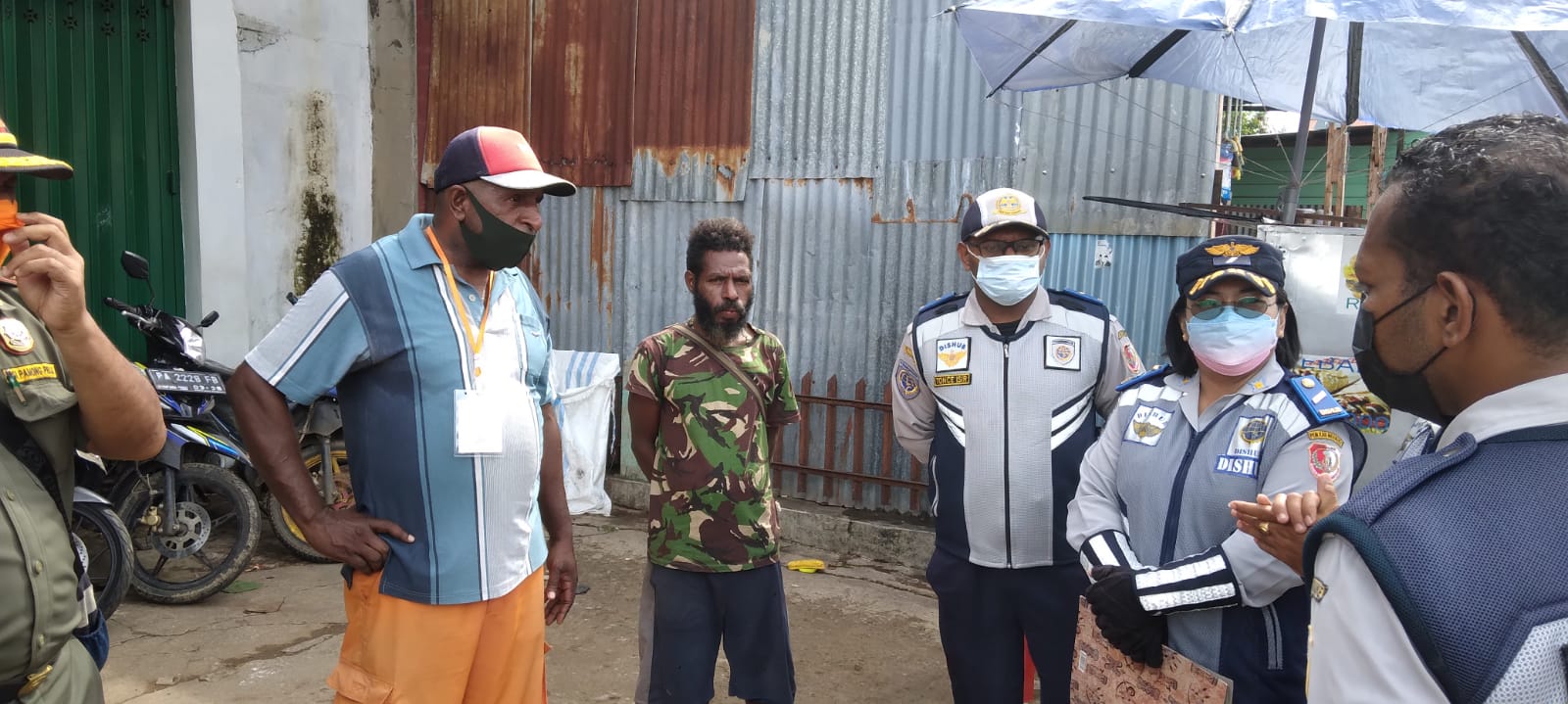 Petugas dari Dishub Kabupaten Merauke sedang melakukan pentertiban terhadap petugas parkir – Surya Papua/Yulianus Bwariat